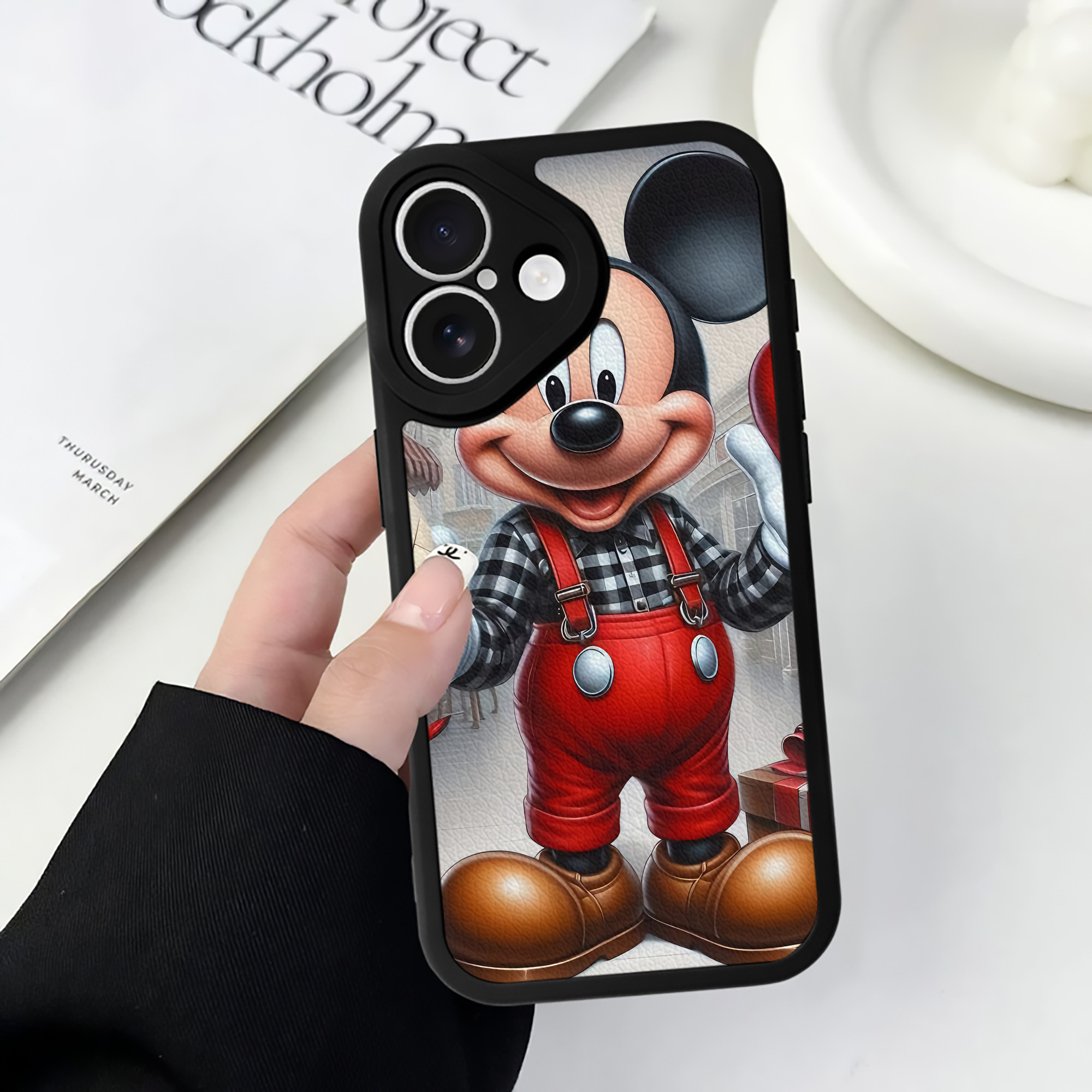 （画像用） ミッキーマウス Mickey Mouse 【iPhone 16シリーズ対応】シリコンスマホケース（レザー調） 材質：シリコン